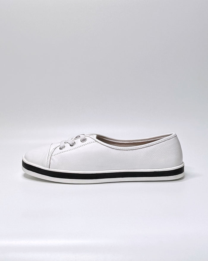 Augusts (White-Black)