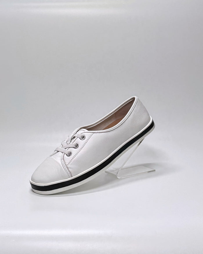 Augusts (White-Black)