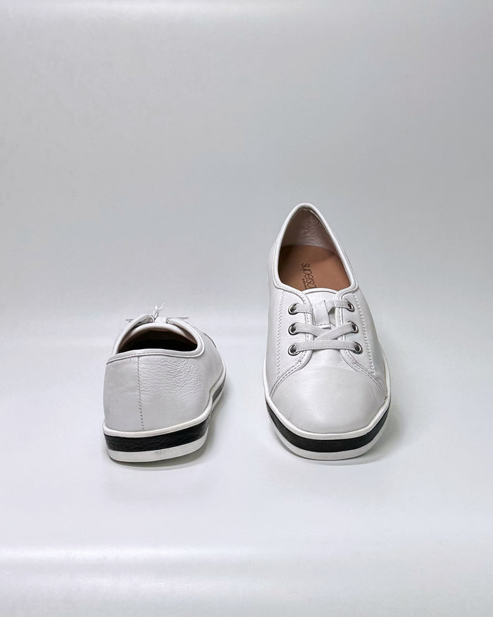 Augusts (White-Black)