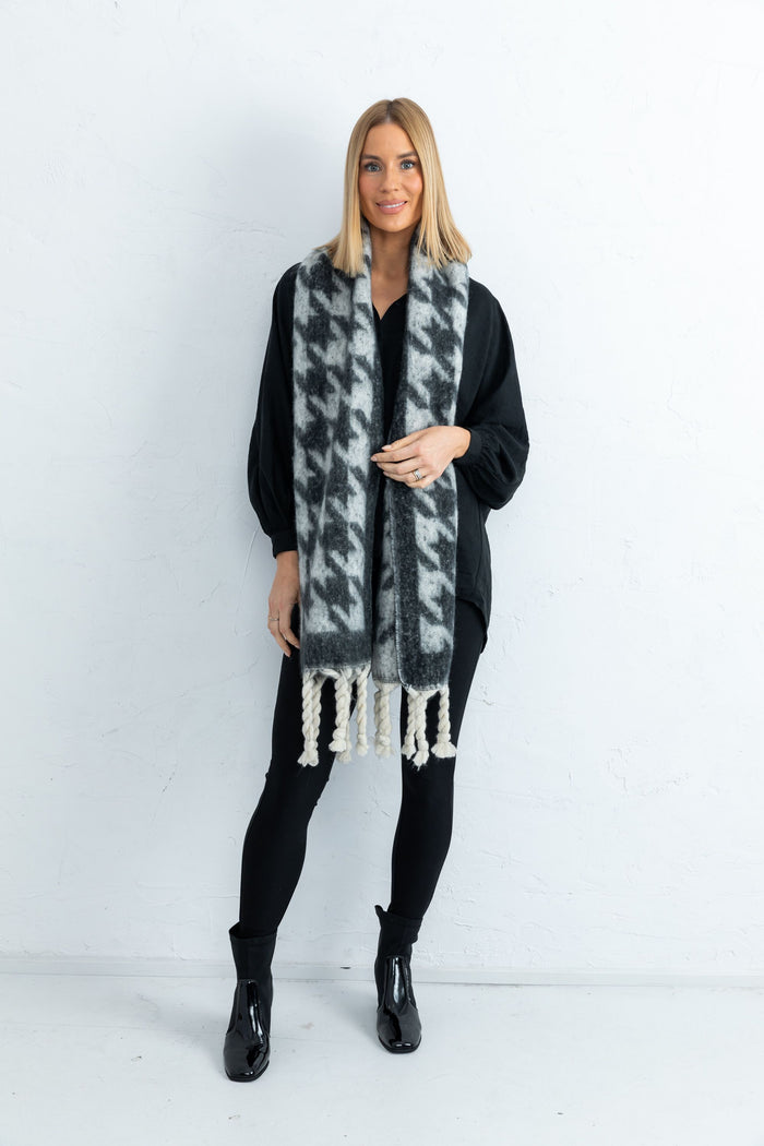 Bentleigh Women's Oversized Winter Scarf Black/White Houndstooth