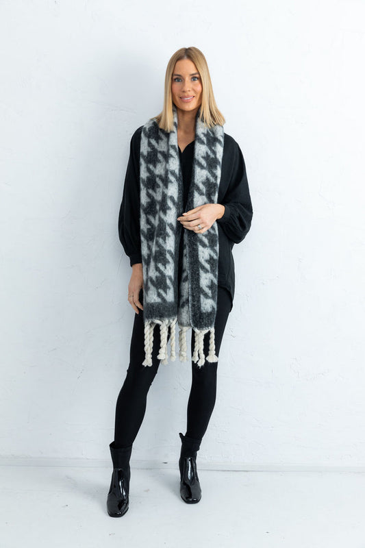 Bentleigh Women's Oversized Winter Scarf Black/White Houndstooth