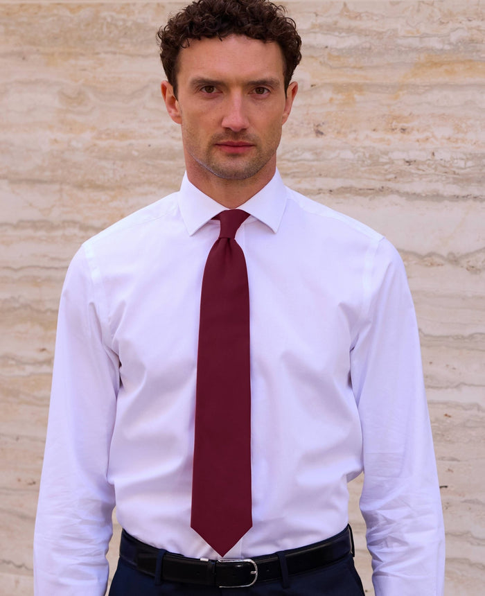 Men's Fine Twill Pure Silk Tie In Burgundy model shot