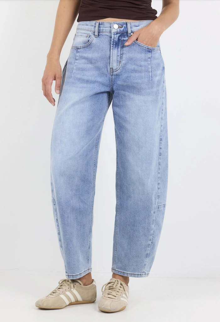 Among the Brave Graduate Stretch Denim Barrel Jeans Light Blue | Women's Jeans | Gretel Lane