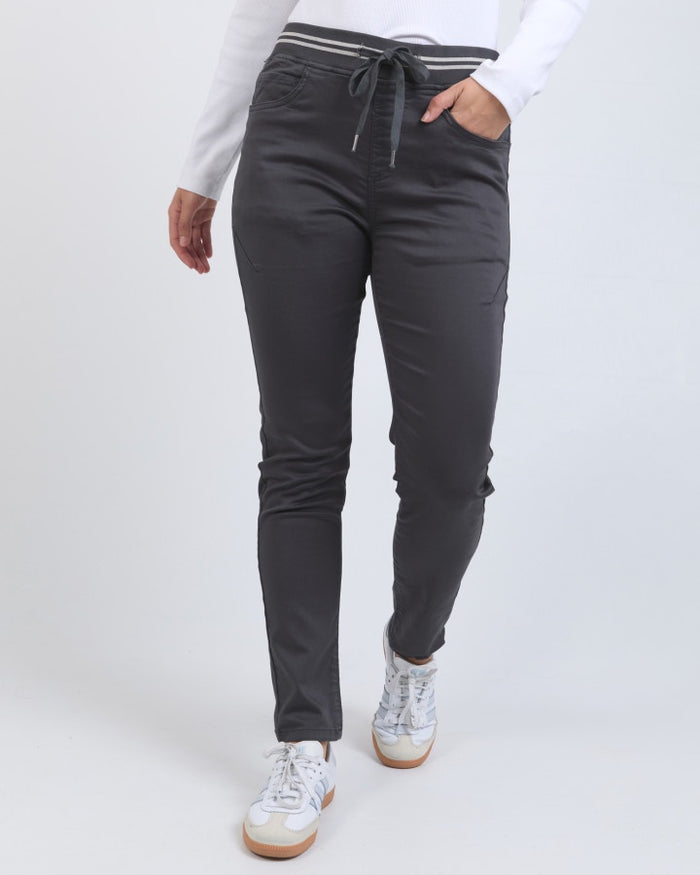Foxwood women’s jogger pants in charcoal