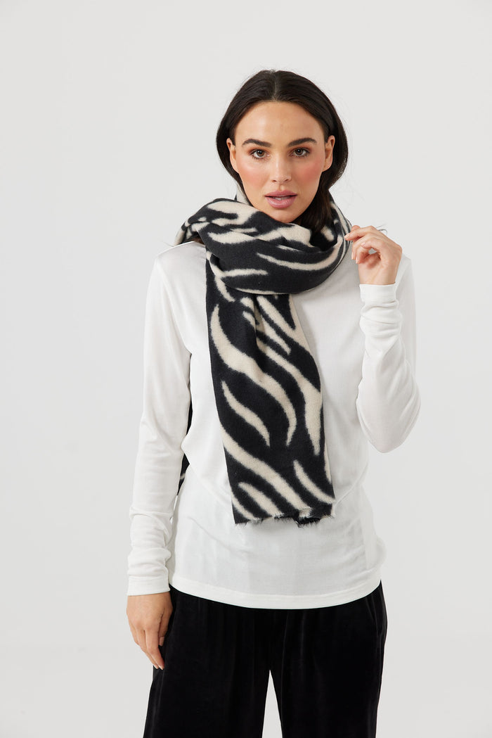 oversized winter scarf Black & Ecru Animal Print